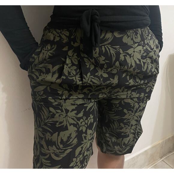 NWT Chelsea28 Pleated Jungle Leaf Long Shorts - Picture 3 of 9